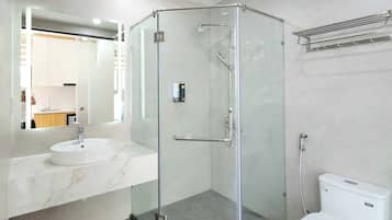 Deluxe-Apartment, Stadtblick | Badezimmer | Dusche, kostenlose Toilettenartikel, Handtücher, Seife