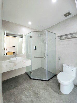 Deluxe-Apartment, Stadtblick | Badezimmer | Dusche, kostenlose Toilettenartikel, Handtücher, Seife
