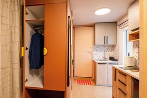 Refrigerador, microondas, cafetera y tetera y tetera eléctrica 