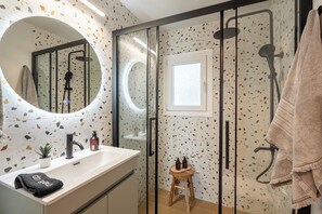 Regadera, amenidades de baño ecológicas, secadora de cabello, bidet 