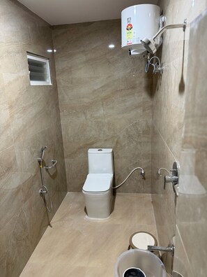 Deluxe Double Room | Bathroom | Shower, towels, soap, shampoo - VS Residency (Tiruvannamalai)