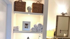 Ein Badezimmer mit Waschtisch, Handtuchhalter und Spiegel.