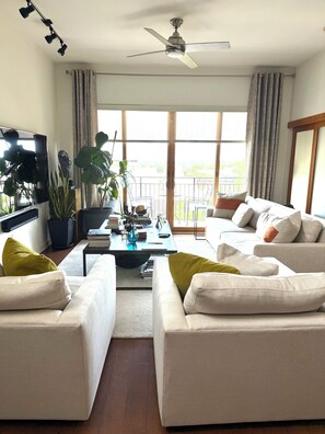 Living area - Spacious 3-bedroom condo in charming Atlanta with AC (Atlanta)