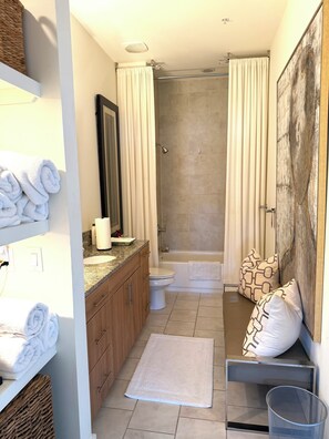Dusche, Handtücher, Toilettenpapier