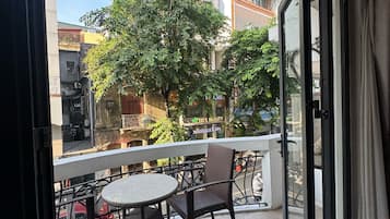 Chambre Deluxe, balcon, vue ville | Wi-Fi gratuit, draps fournis