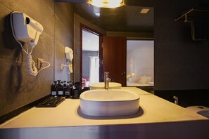 Habitación Deluxe, balcón, vistas a la ciudad | Baño | Secador de pelo, toallas, jabón y champú