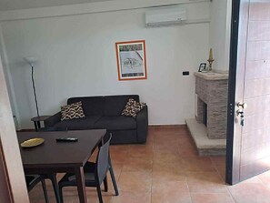 Appartamento, patio, vista mare | Area soggiorno