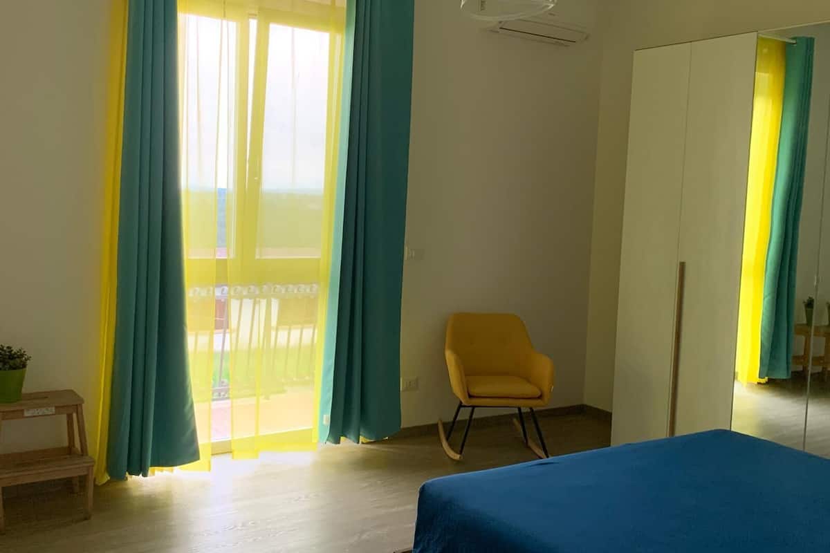 Une pièce comprenant un lit, une chaise, une petite table et une armoire.