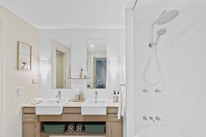 Shower, hair dryer, towels, shampoo - The Palms Luxe with 9 Resort Pools (Westcourt)