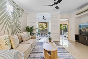 TV, offices - The Palms Luxe with 9 Resort Pools (Westcourt)