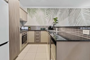 Fridge, microwave, oven, stovetop - The Palms Luxe with 9 Resort Pools (Westcourt)