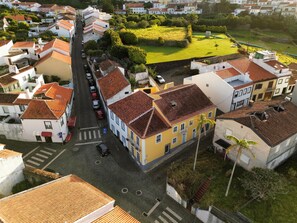 Exterior - Casa do Becco - sobre o centro histórico e o oceano (Angra do Heroísmo)