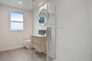 Hair dryer, towels - Titirangi 2BR Bushland Retreat with Study (Auckland West)