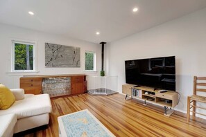 TV, offices - Titirangi 2BR Bushland Retreat with Study (Auckland West)
