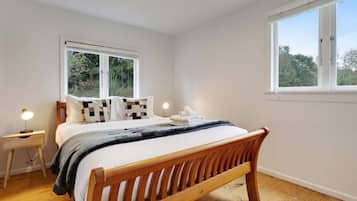 Desk, iron/ironing board, WiFi, bed sheets