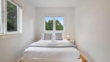 Desk, iron/ironing board, WiFi, bed sheets