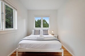 Desk, iron/ironing board, WiFi, bed sheets - Titirangi 2BR Bushland Retreat with Study (Auckland West)