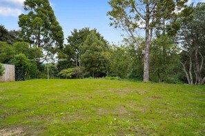 Property grounds - Titirangi 2BR Bushland Retreat with Study (Auckland West)