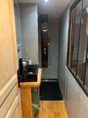 Bathroom - Vrbo Property (Annecy)