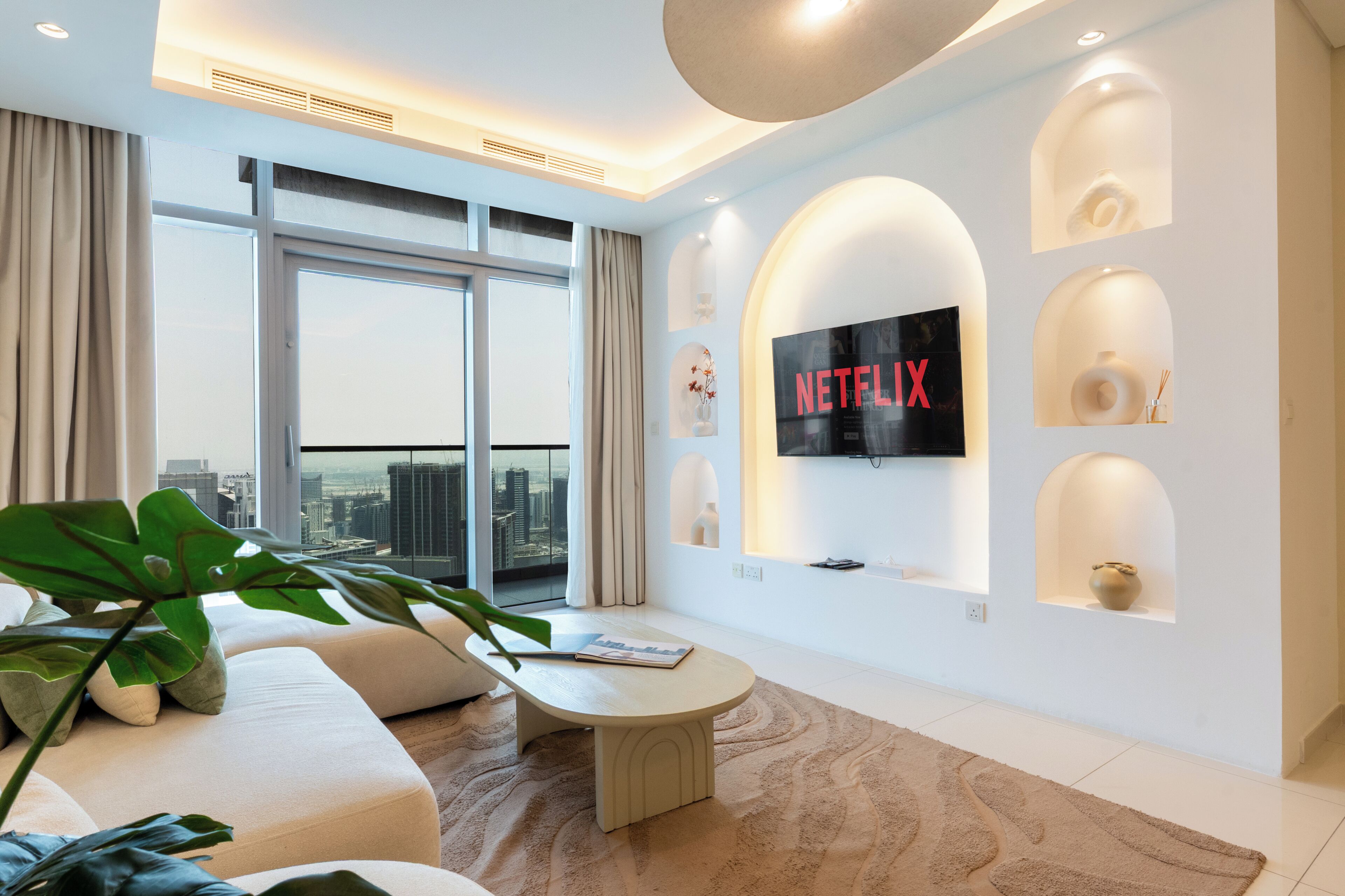 Apartamento luxo, vista para a cidade | Área de estar | Smart TV 65 polegadas com canais digitais