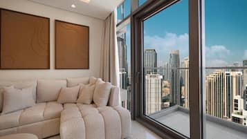 Appartamento Deluxe, vista città | Area soggiorno | Smart TV 65 pollici con canali digitali