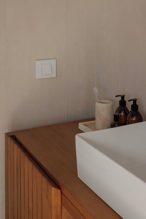 Douche, sèche-cheveux, serviettes fournies, savon