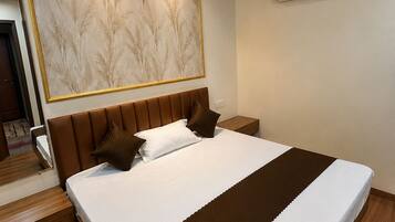 Deluxe Room | Desk, free WiFi, bed sheets