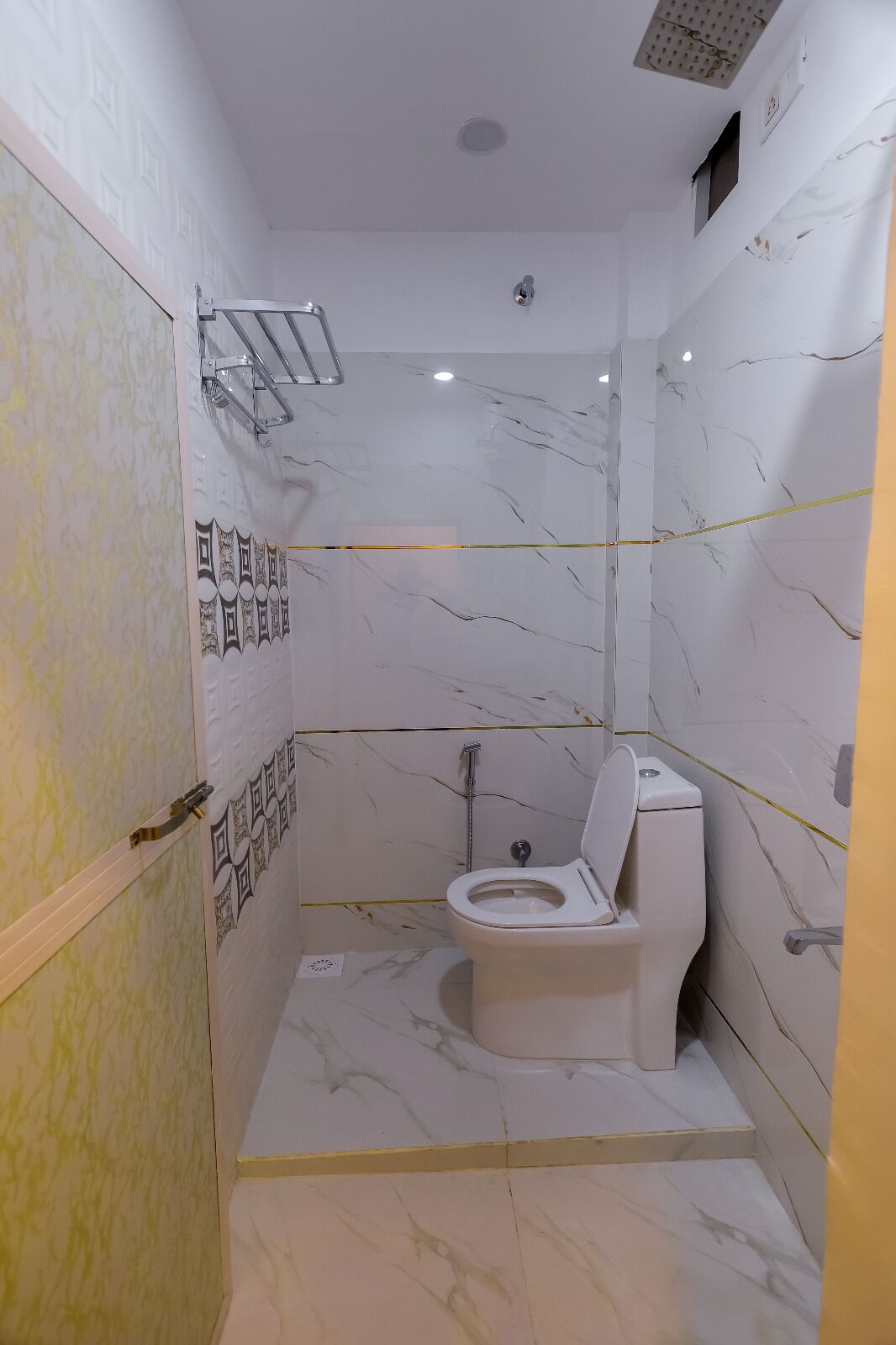 Family Room | Bathroom
