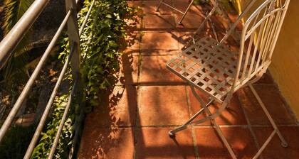 Privat guest room in family villa in nature close to Madrid