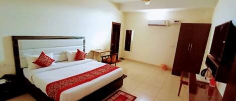Superior Double Room, City View | Desk, free WiFi
