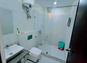 Shower, perlengkapan mandi gratis,  dan handuk