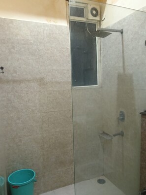 Ducha, artículos de tocador gratuitos, toallas