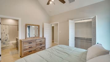 4 habitaciones, tabla de planchar con plancha, internet y ropa de cama