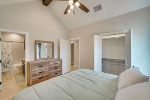4 bedrooms, iron/ironing board, Internet, bed sheets - 7 Mi to AFB: Modern 2-Unit Combo in San Angelo (San Angelo)