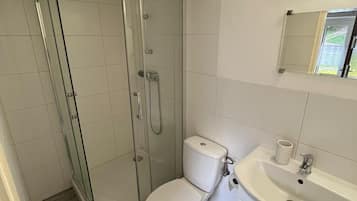 Douche, serviettes fournies, savon, papier toilette