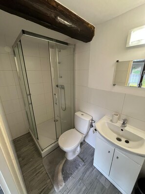 Dusj, håndklær, såpe og toalettpapir