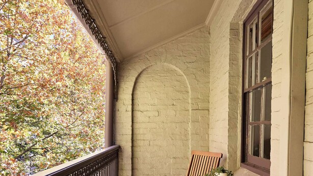 A covered porch with a wooden bench, a table, and a window. - Harris St House | 5 Mins to Darling Harbour & CBD (Pyrmont)