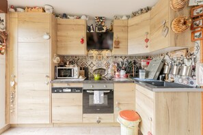 Fridge, microwave, oven, stovetop - Apartment 'Les Anatidés, Quend' with Shared Terrace and Garden (Quend)