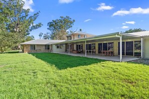 Exterior - Ultimate 5BR Luxury Estate Family & Group Haven (Capalaba)