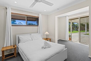 Iron/ironing board, WiFi, bed sheets - Ultimate 5BR Luxury Estate Family & Group Haven (Capalaba)