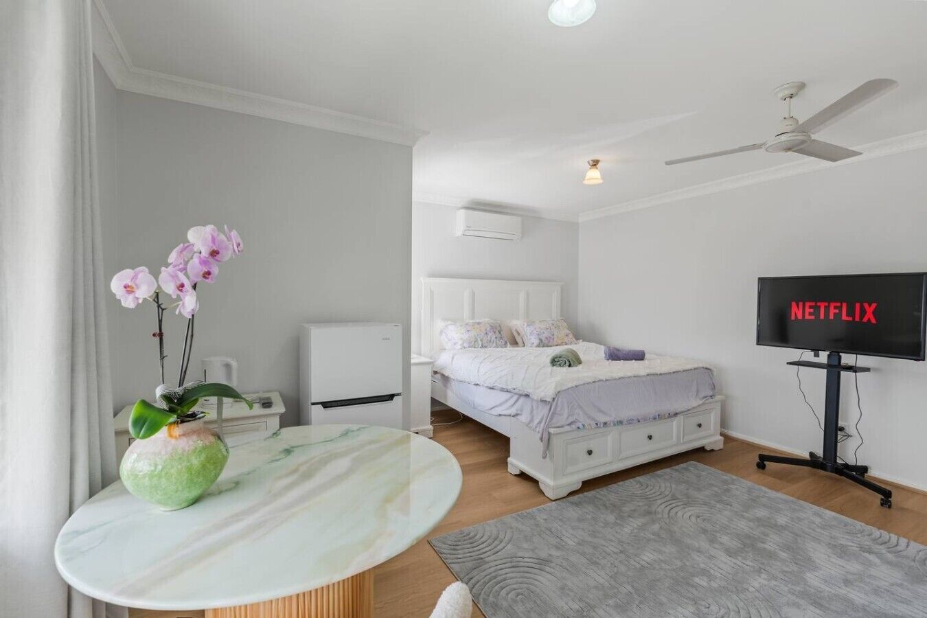 Iron/ironing board, WiFi, bed sheets