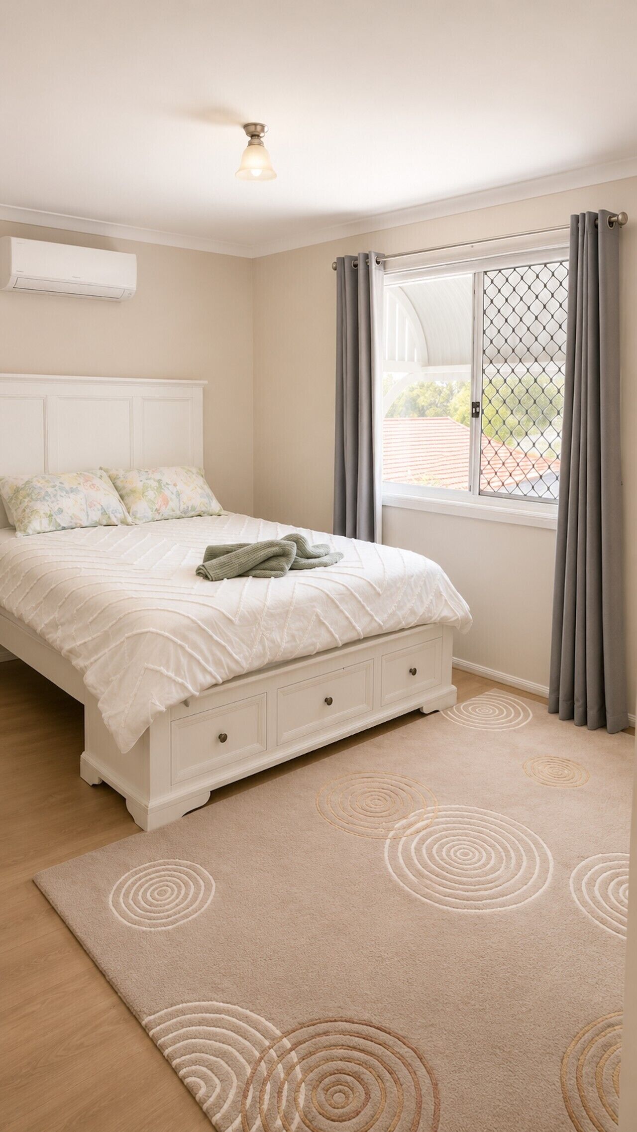 Tabla de planchar con plancha, wifi y ropa de cama 