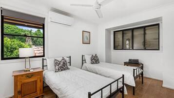 Desk, iron/ironing board, WiFi, bed sheets