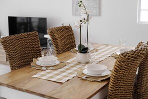 Dining - Contemporary 2-Bedroom Apartment in Sothbank (South Brisbane)