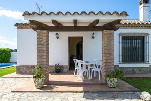 Outdoor dining - Holiday Home 'Casa Roche Noble 3' with Private Pool, Private Terrace and Wi-Fi (Conil de la Frontera)