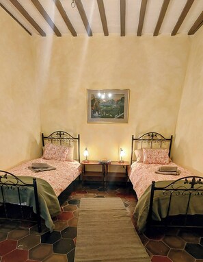 A room with two beds, a rug, a painting, and a wooden ceiling. - Room of Light close to Assisi (Petrignano di Assisi)