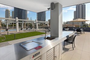 Outdoor dining - Spacious Dual-Ensuites Apartment w/Coastaline View (Broadbeach)