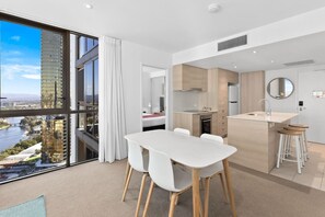 Dining - Spacious Dual-Ensuites Apartment w/Coastaline View (Broadbeach)