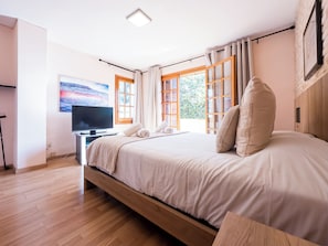 4 bedrooms, iron/ironing board, WiFi, bed sheets