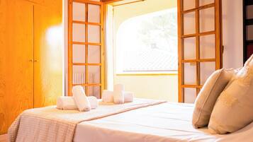4 bedrooms, iron/ironing board, WiFi, bed sheets
